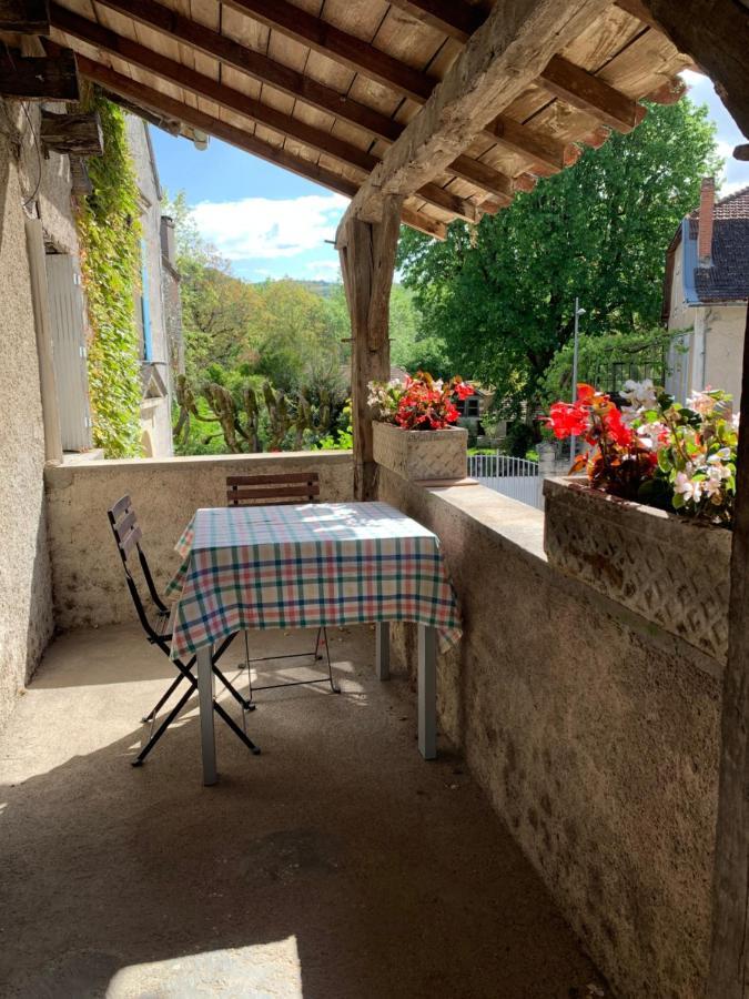 Spacious Apartment In A Charming, Tranquil Village Saint-Vincent-Rive-dʼOlt Εξωτερικό φωτογραφία